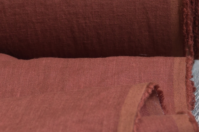 Лён костюмно-плательный терракотовый. Энзимная стирка