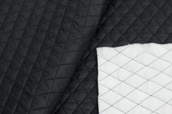Курточная стёганая ткань чёрного цвета.