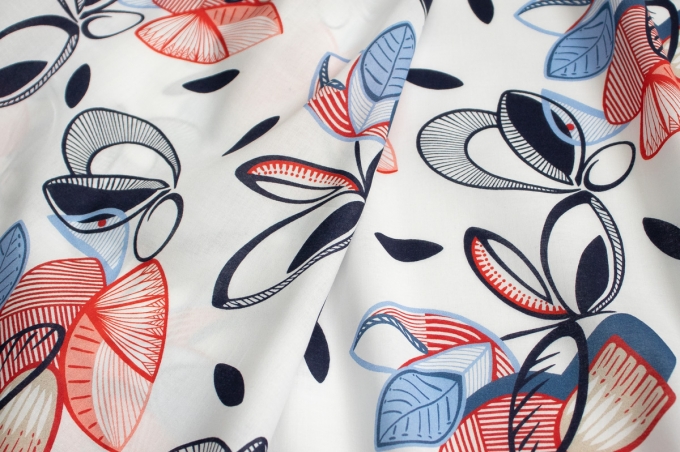 Блузочно-плательный хлопок синие красные оттенки на белом фоне
