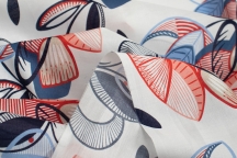 Блузочно-плательный хлопок синие красные оттенки на белом фоне