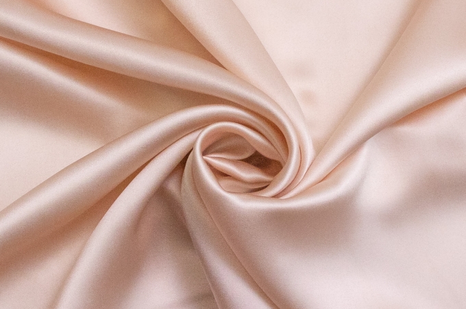 Натуральный шёлк атласный бледно-розового цвета