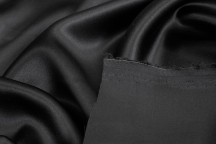 Натуральный шёлк атласный черного цвета