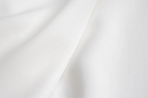 Итальянская костюмно-плательная вискоза-креп белая.