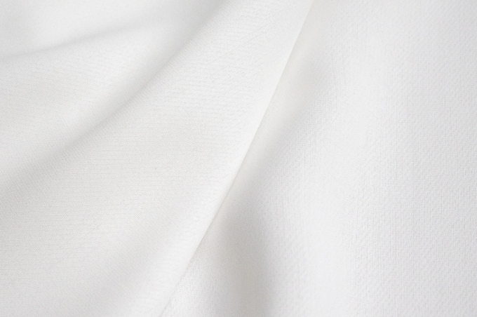 Итальянская костюмно-плательная вискоза-креп белая.