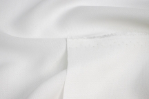 Итальянская костюмно-плательная вискоза-креп белая.