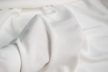 Итальянская костюмно-плательная вискоза-креп белая.