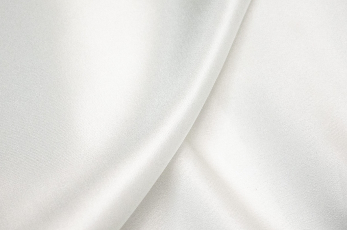 Итальянский блузочно-плательный хлопок-атлас натурально-белый
