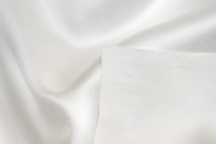 Итальянский блузочно-плательный хлопок-атлас натурально-белый