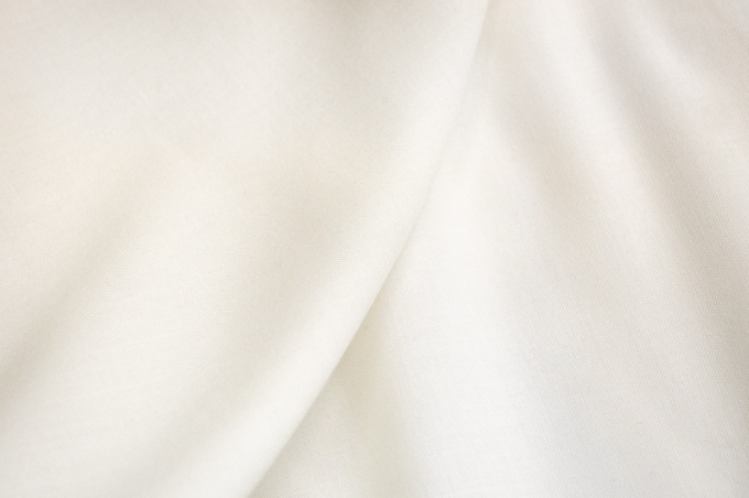 Итальянская тонкая плательная шерсть молочный